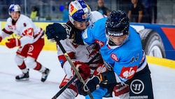 Salzburgs Peter Hochkofler im Zweikampf mit Liberec-Verteidiger Radim Simek.