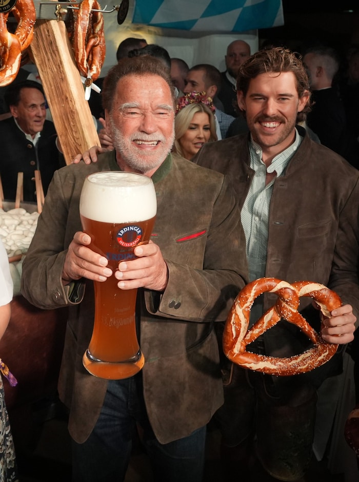 Bei der Weißwurstparty ist auch Arnold Schwarzenegger samt Sohn immer ein gern gesehener Gast.