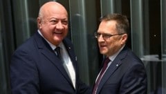 ÖVP-Chef Christian Stocker (li.) hält zu August Wöginger. (Archivbild)