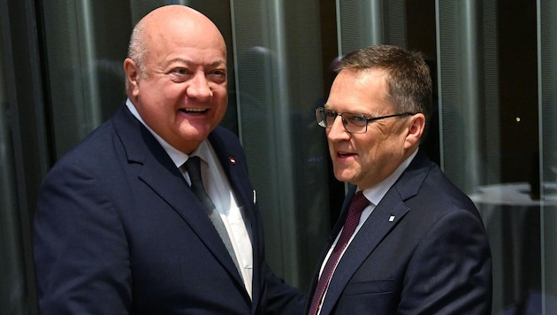 ÖVP-Chef Christian Stocker (li.) hält zu August Wöginger. (Archivbild)