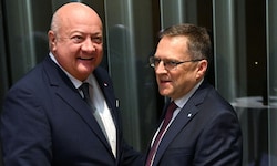 ÖVP-Chef Christian Stocker (li.) hält zu August Wöginger. (Archivbild)