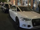 „Das wird teuer“, denken sich Passanten, die beim weißen Audi A6 vorbeigehen und die Strafzettel ...