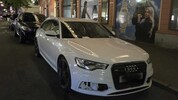 „Das wird teuer“, denken sich Passanten, die beim weißen Audi A6 vorbeigehen und die Strafzettel ...