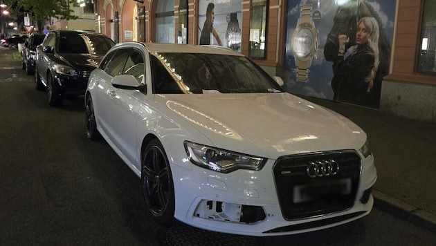 „Das wird teuer“, denken sich Passanten, die beim weißen Audi A6 vorbeigehen und die Strafzettel ...