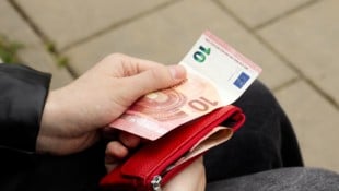Für zehn Euro soll der Verdächtige sogar ein Messer gezückt haben. Insgesamt soll er bei der ...