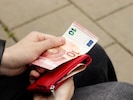 Für zehn Euro soll der Verdächtige sogar ein Messer gezückt haben. Insgesamt soll er bei der ...