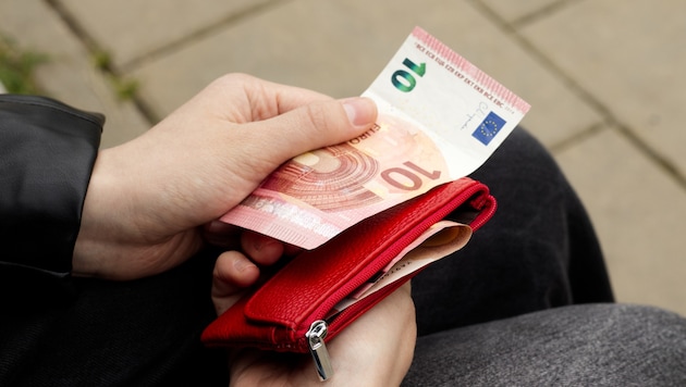 Für zehn Euro soll der Verdächtige sogar ein Messer gezückt haben. Insgesamt soll er bei der ...