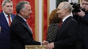 US-Sonderbeauftragter Steve Witkoff (li.) streute Wladimir Putin Rosen.