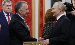 US-Sonderbeauftragter Steve Witkoff (li.) streute Wladimir Putin Rosen.