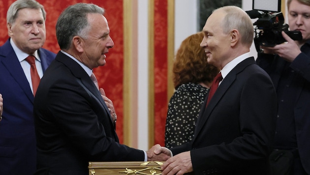 US-Sonderbeauftragter Steve Witkoff (li.) streute Wladimir Putin Rosen.