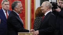 US-Sonderbeauftragter Steve Witkoff (li.) streute Wladimir Putin Rosen.