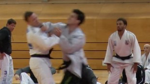 Akaki Japaridze attackierte Timo Cavelius.
