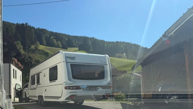 Diesmal strandete ein Auto mit Wohnwagengespann im kleinen Bergdorf Perau bei Gmünd