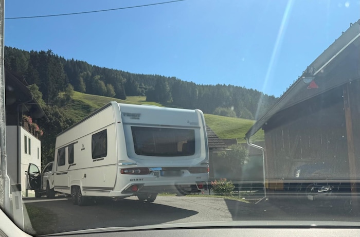 Der Wohnwagen blieb in einer Kurve vor der Baustelle stehen. Der Lenker war verzweifelt.