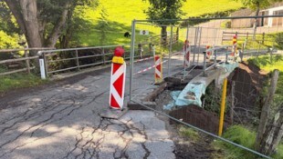 Die Brücke wurde durch einen Laster völlig zerstört.