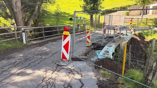 Die Brücke wurde durch einen Laster völlig zerstört.