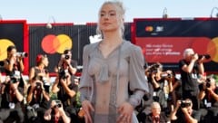 Sängerin Phoebe Bridgers feierte ihr Filmdebüt und sorgte mit ihrem gewagten Look für Aufsehen.