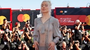 Sängerin Phoebe Bridgers feierte ihr Filmdebüt und sorgte mit ihrem gewagten Look für Aufsehen.