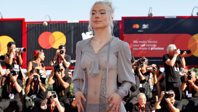 Sängerin Phoebe Bridgers feierte ihr Filmdebüt und sorgte mit ihrem gewagten Look für Aufsehen.