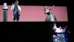 Raphael von Bargen (Graf Almaviva) und Johanna Martini (Susanne) sowie darunter Claudius von ...