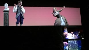 Raphael von Bargen (Graf Almaviva) und Johanna Martini (Susanne) sowie darunter Claudius von ...