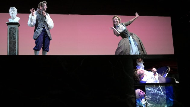 Raphael von Bargen (Graf Almaviva) und Johanna Martini (Susanne) sowie darunter Claudius von ...