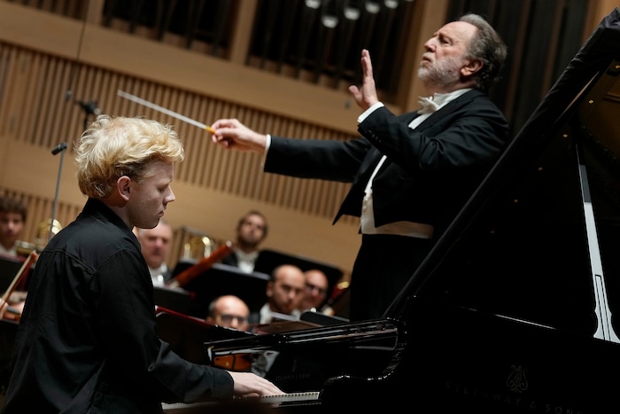 Riccardo Chailly und Alexander Malofeev: Alexander Malofeev - blonde Mähne, schwarzer ...