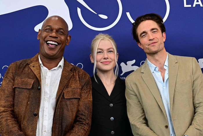 Bei der Pressekonferenz posierte Bridgers mit ihren Kollegen Robert Pattinson und Bokeem ...