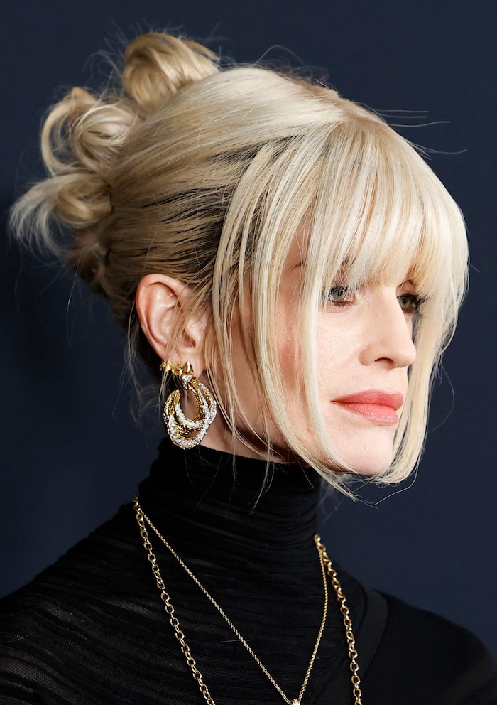 Bei einem Pre-Event der Grammy-Preisverleihung ließ Kelly die Haare ihrer Perücke ins Gesicht ...