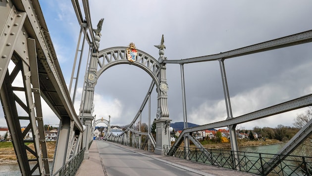 Rund um die Länderbrücke zwischen Oberndorf und Laufen wird saniert.