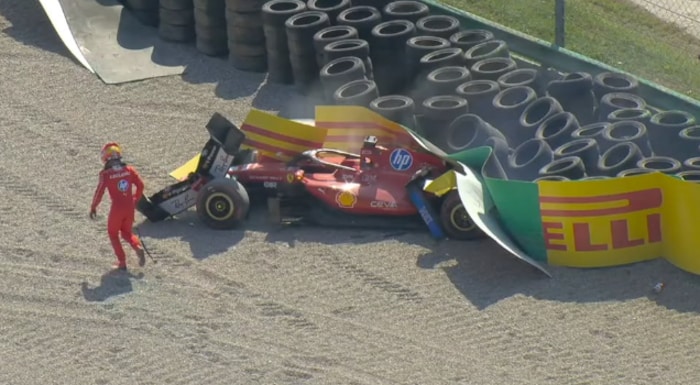 Charles Leclerc krachte in die Reifenstapel.