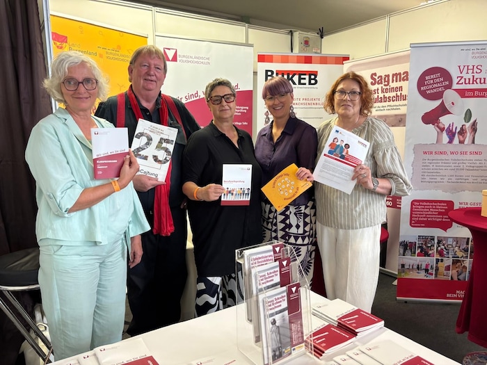 Am Stand der Burgenländischen Volkshochschulen.