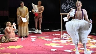 Grandioses Jelinek-Ensemble: Mavie Hörbiger, Thiemo Strutzenberger, Sebastian Rudolph und ...