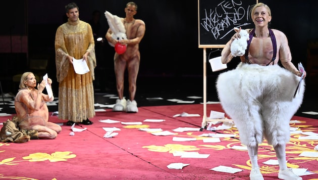 Grandioses Jelinek-Ensemble: Mavie Hörbiger, Thiemo Strutzenberger, Sebastian Rudolph und ...