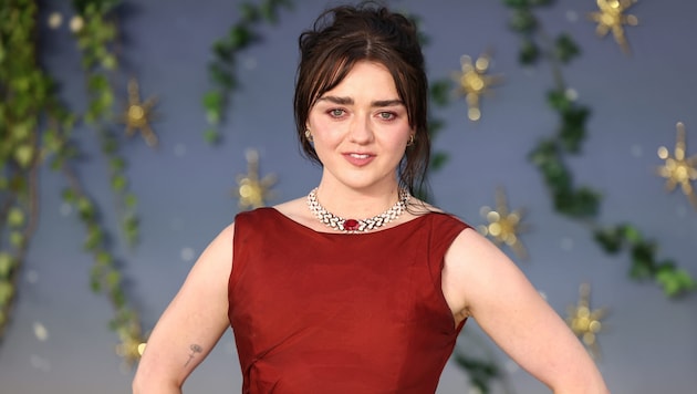 Maisie Williams bei der „Practical Magic 2“ -Premiere in London