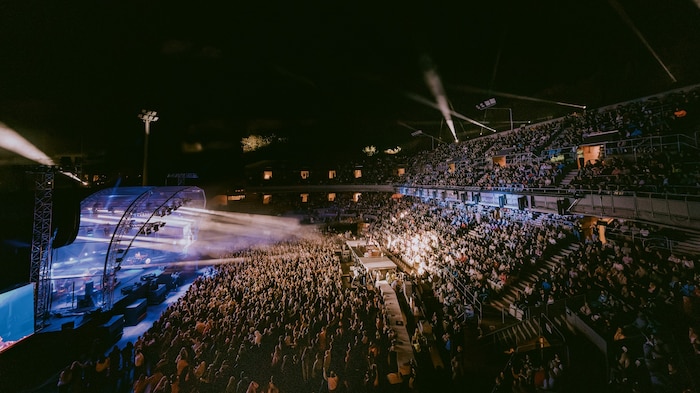 Das Tennisstadion war restlos ausverkauft.