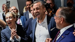 Ekstase nach der Wahlprognose auf der AfD-Wahlparty um Spitzenkandidat Siegmund (mitte), ...