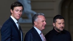 Von links: US-Unterhändler Jared Kushner und Steve Witkoff, der ukrainische Präisdent Wolodymyr ...