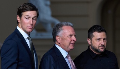 Von links: US-Unterhändler Jared Kushner und Steve Witkoff, der ukrainische Präisdent Wolodymyr ...