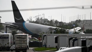 Das verunglückte Frachtflugzeug am am Miami International Airport