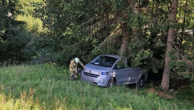 Erst ein Baum stoppte die unfreiwillige Fahrt des Kleinbusses.