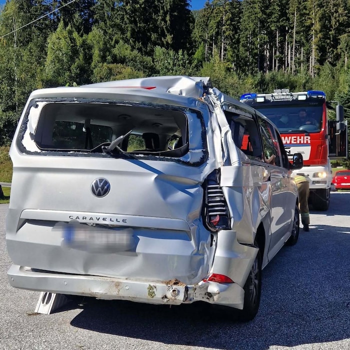 Das Heck des Fahrzeugs wurde stark beschädigt.