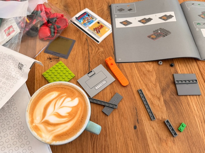 Beim Bauen bleibt trotzdem genug Zeit zum Quatschen und Kaffee trinken.
