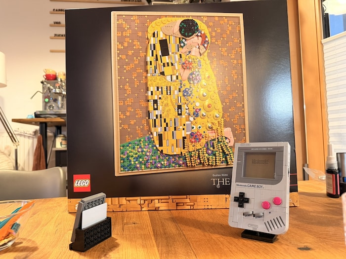 Im Hintergrund ein Hingucker: Auch Klimts „Der Kuss“ war als LEGO-Version dabei.