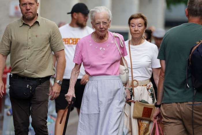 Die resolute Königin, auf dem Foto ist sie im August mit Gehstock auf einem Markt in ...