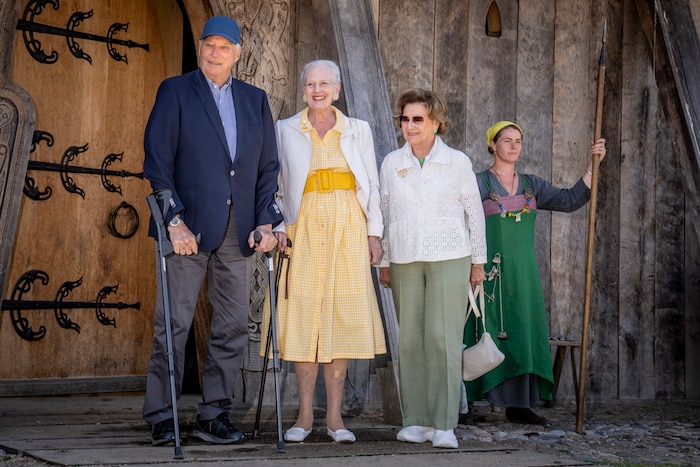 König Harald V. (l.), Königin Margrethe II. (M.) und Königin Sonja (r.) 2023 bei einem Besuch in ...