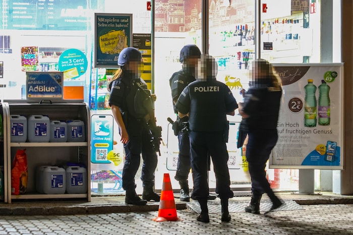 Schwer bewaffnete Polizisten sicherten nach dem Überfall den Tankstellenshop.