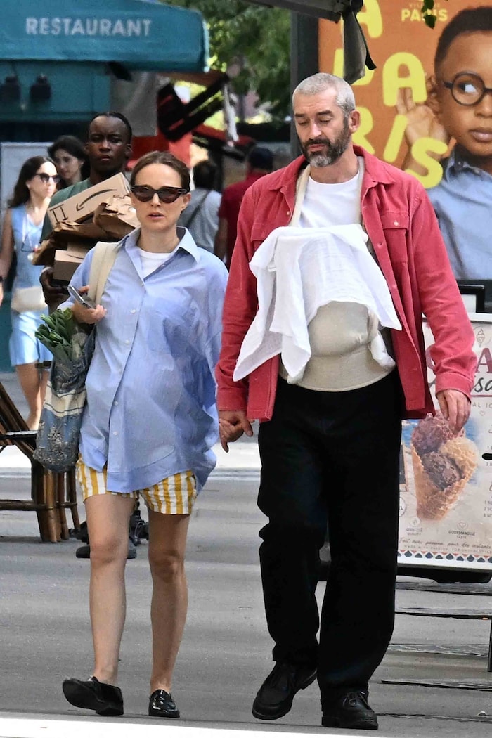 Natalie Portman trägt ihre gesunden Einkäufe unterm Arm, während Partner Tanguy Destable ihren ...