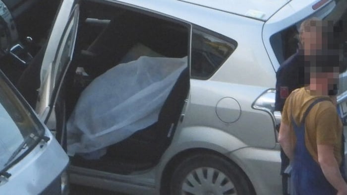 Der Zulassungsbesitzer lag tot im Auto.