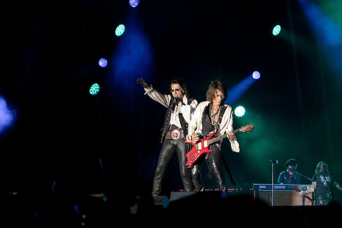 Alice Cooper (links) und Joe Perry (rechts) „in action“
